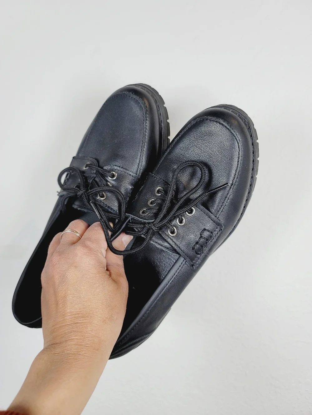 Softreads Classic Black Leather Lace-Up Women’s Loafers, Size 9